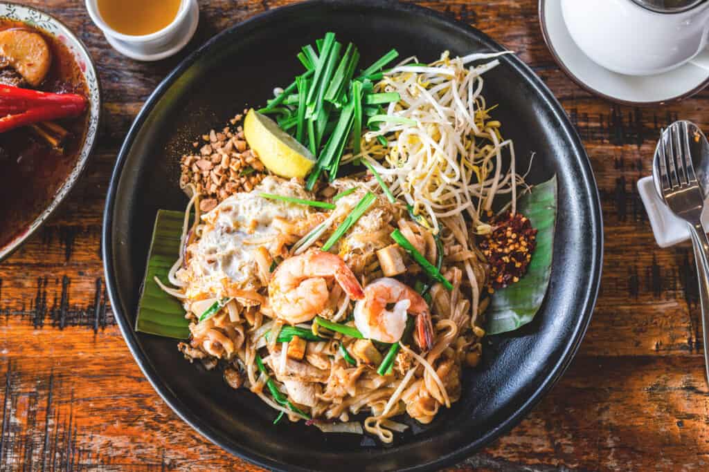 Món Pad Thái thường ăn cùng với giá đỗ, lát chanh, đậu phộng rang.