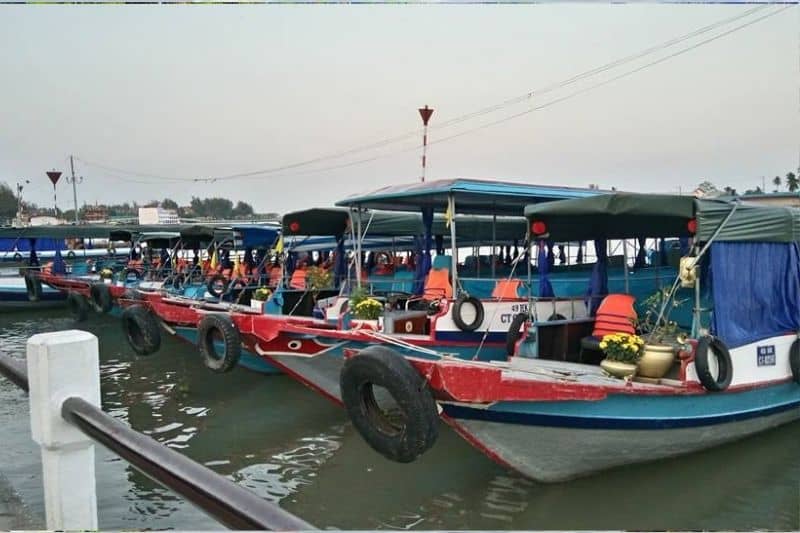 Bến tàu Ninh Kiều tấp nập thuyền bè.