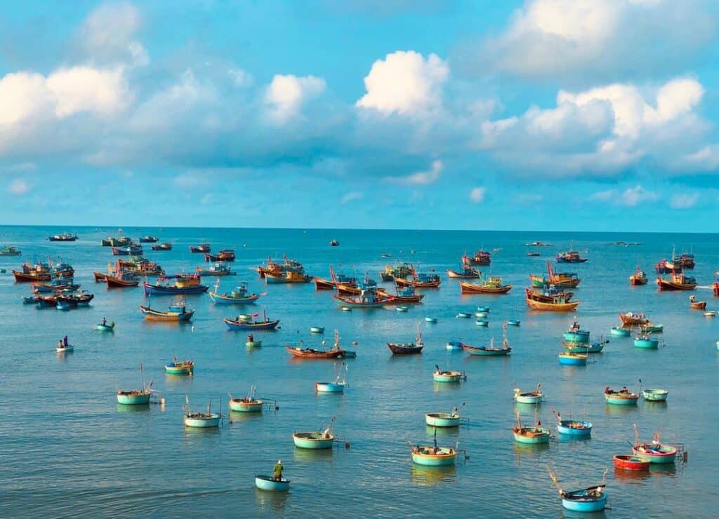 Biển Phan Thiết đẹp rực rỡ như một bức tranh.