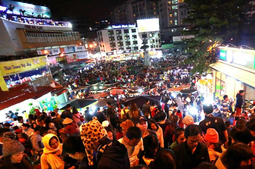 Chợ đêm Đà Lạt luôn thu hút đặc biệt khách du lịch.