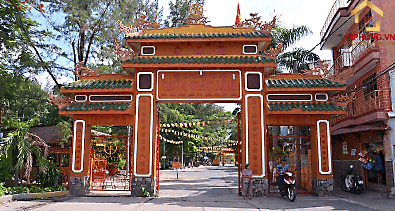Cổng chỉnh của chùa Giác Lâm.
