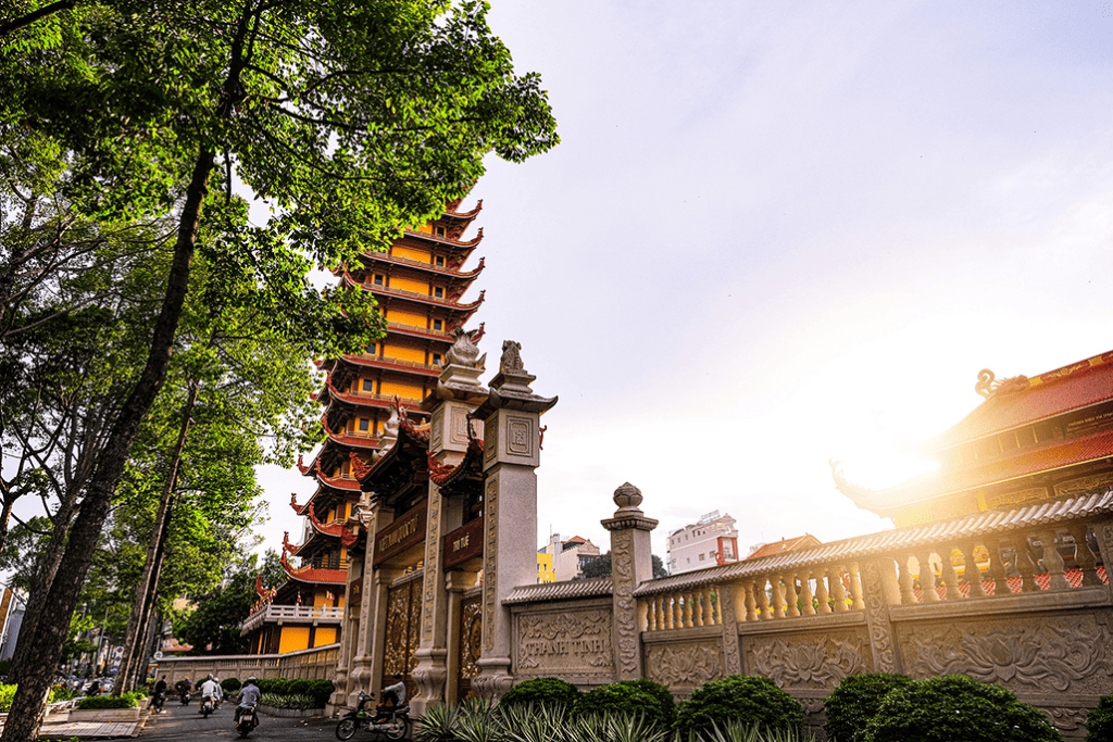 Rất nhiều ngôi chùa nổi tiếng ở thành phố lớn nhất cả nước.