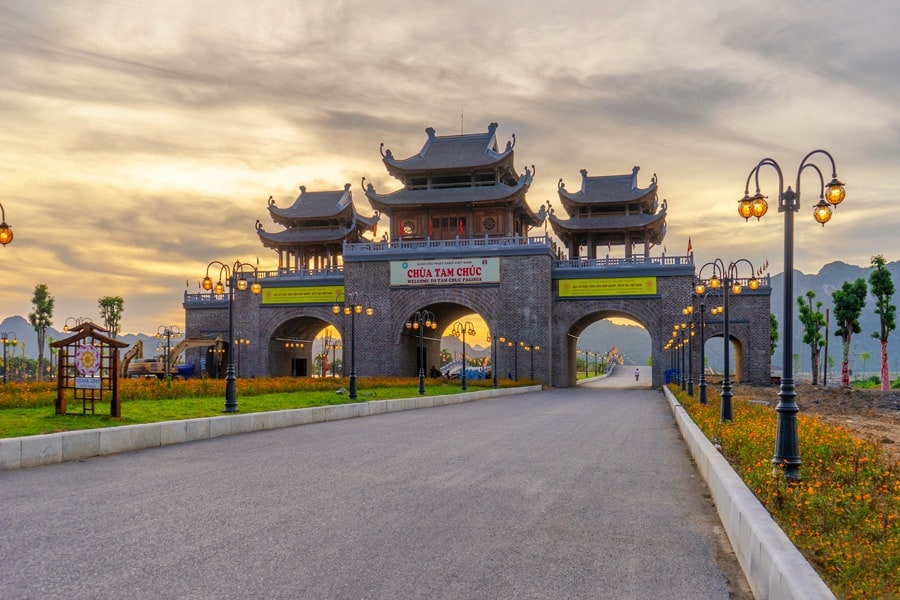 Cổng tam quan của chùa Tam Chúc.