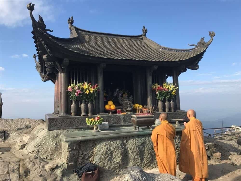 Các bậc tăng ni và người dân đều có thể hành hương đến chùa Yên Tử quanh năm.
