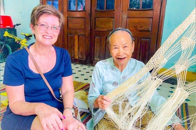 Tham quan và trải nghiệm tại làng nghề đan võng truyền thống.