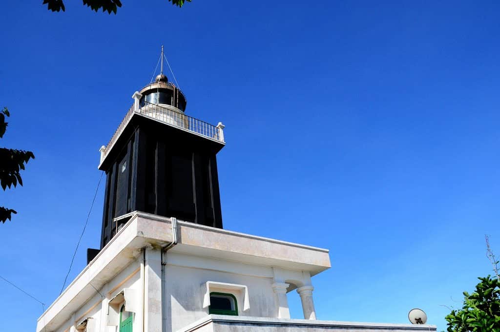 Tháp hải đăng trên đảo Phú Quý.