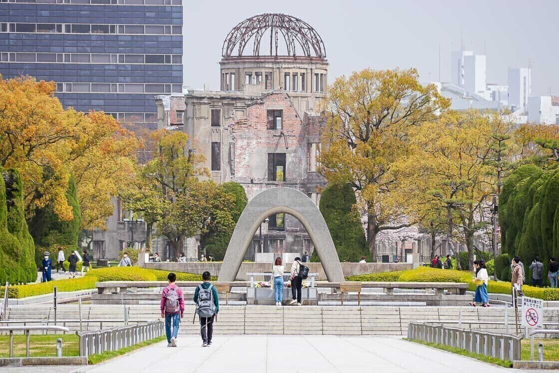 Khách du lịch đặt hoa tưởng nhớ tại Hiroshima.