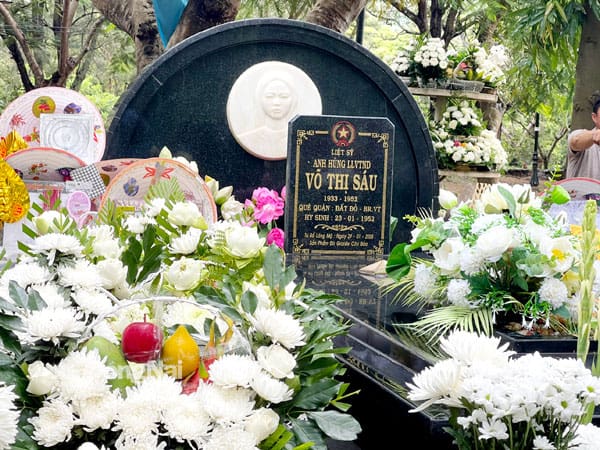 Mộ cô Sáu tại nghĩa trang Hàng Dương.