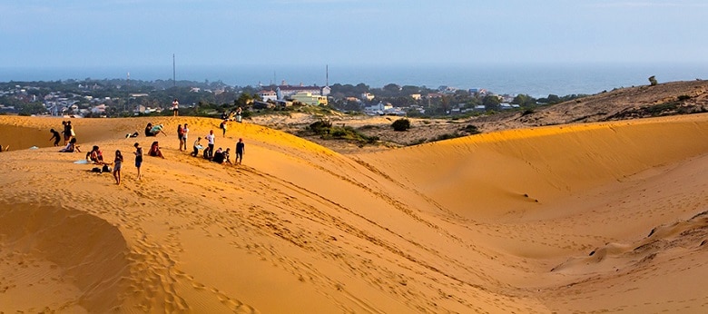 Du khách tham gia trải nghiệm trượt cát.