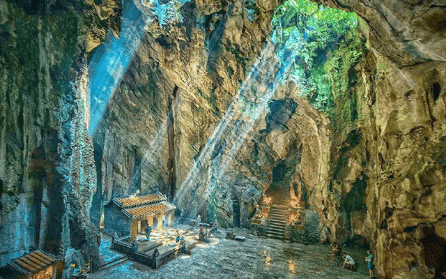 Khách du lịch có thể tham quan nhiều hang động khi đến với Ngũ Hành Sơn.