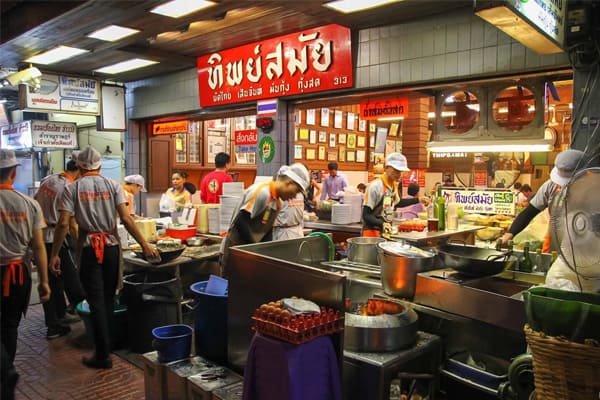 Một nhà hàng Thái Lan với rất đông nhân viên phục vụ.