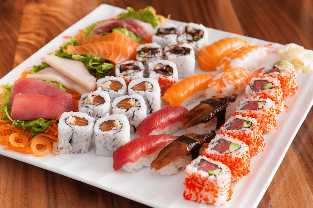 Sushi, sashimi là món ăn truyền thống tại đây.
