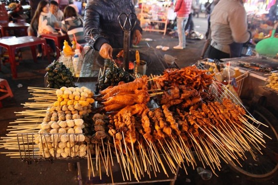 Một góc chợ đêm bày bán các món ăn đường phố.