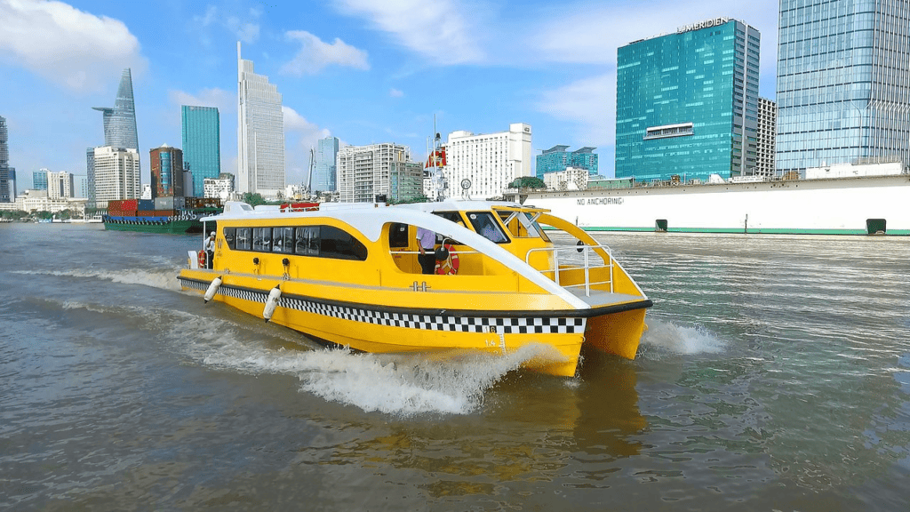Water bus Sài Gòn có tần suất hoạt động đều đặn.