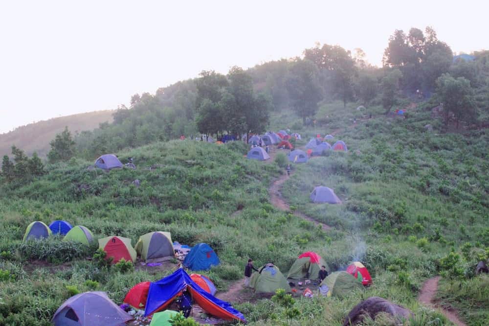 Cắm trại qua đêm trên núi Chứa Chan.