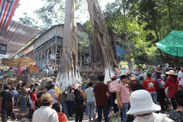 Khách thập phương đổ về núi Chứa Chan mỗi mùa lễ hội.